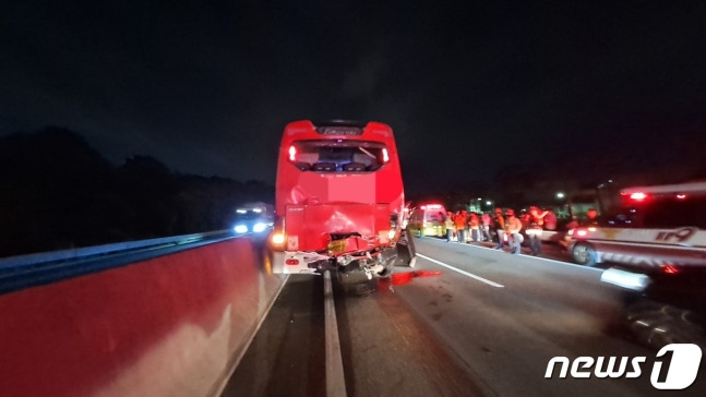 21일 오후 6시52분쯤 충북 청주시 청원구 오창읍 중부고속도로 하행선 오창IC 인근에서 회사 통근버스 등 7중 추돌사고가 나 23명이 다쳤다. /사진=뉴스1(청주동부소방서 제공)