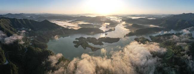 일출 무렵의 옥정호 풍경. 수면 위로 피어오른 물안개가 산자락에 구름으로 걸렸다. 가을날 이른 아침에 옥정호에 가면 높은 확률로 이런 풍경을 볼 수 있다. 옥정호 가운데 떠 있는 섬이 붕어섬이라고도 부르는 외앗날이다.
