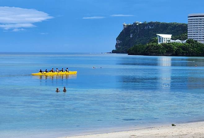 노란 카누의 아침 투몬 바다 항해