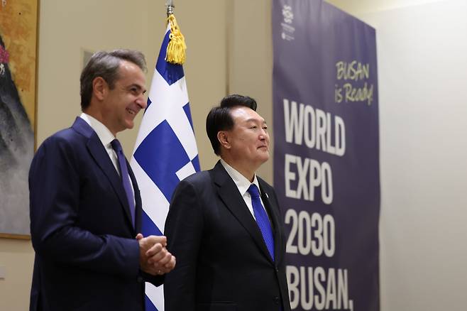 제78차 유엔 총회 참석차 미국을 방문한 윤석열 대통령이 20일(현지시간) 뉴욕에서 키리아코스 미초타키스 그리스 총리와 한·그리스 정상회담을 하고 있다. [연합]