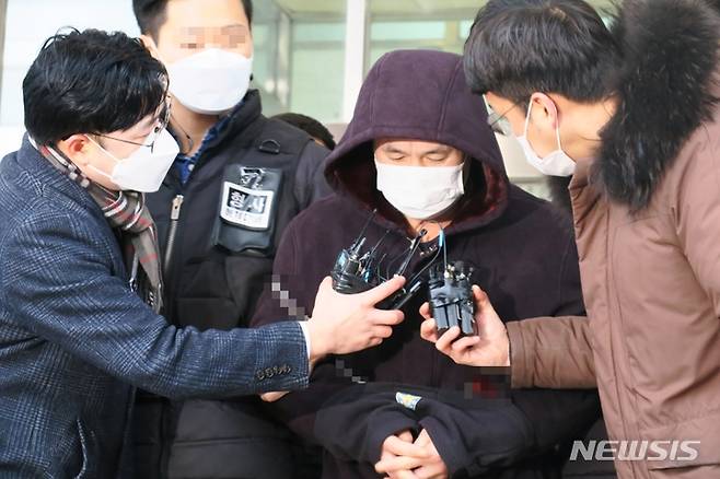 [인천=뉴시스] 김동영 기자 = 지난 2021년 12월14일 오전 인천 미추홀구 미추홀경찰서에서 살인 및 강도살인, 사체유기 혐의로 구속된 권재찬(52)씨가 검찰로 송치되고 있다 2021.12. 14. dy0121@newsis.com