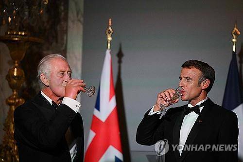 건배하는 찰스 3세 영국 국왕과 에마뉘엘 마크롱 프랑스 대통령 (베르사유 AFP=연합뉴스) 찰스 3세 영국 국왕과 에마뉘엘 마크롱 프랑스 대통령이 20일(현지시간) 프랑스 파리 외곽 베르사유 궁전에서 열린 국빈 만찬에서 양국 협력을 강조하며 건배하고 있다.