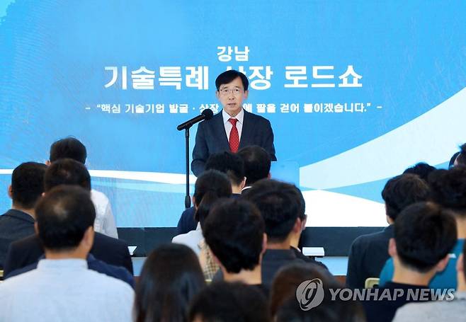 인사말 하는 민홍기 코스닥시장 위원장 [자료사진] (서울=연합뉴스) 민홍기 한국거래소 코스닥시장위원장이 지난 6일 서울 강남구에서 열린 '찾아가는 기술특례상장 설명. 상담 로드쇼'에서 인사말하고 있다. 2023.7.10 [한국거래소 제공. 재판매 및 DB 금지] photo@yna.co.kr