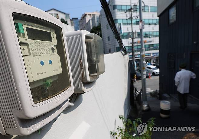 전기료 추가인상 되나? (서울=연합뉴스) 이지은 기자 = 총부채 200조원 넘긴 한국전력의 재무 위기 상황이 이어짐에 따라 정부가 추가 전기요금 인상을 용인할지에 관심이 쏠린다. 정부가 전기요금의 일정 수준 인상 필요성을 인지한 가운데 전문가들도 전기요금 인상은 불가피하다는 견해를 내놓고 있다. 사진은 11일 서울시내 주택가 외벽에 부착된 전력량계. 2023.9.11 jieunlee@yna.co.kr