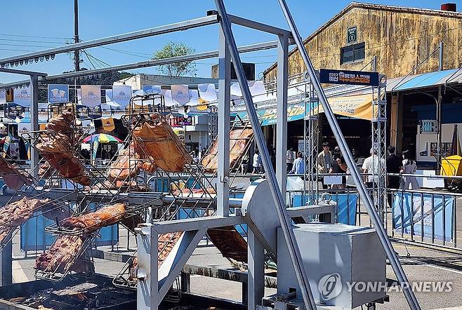 예산 맥주페스티벌 개막 (예산=연합뉴스) 김소연 기자 = 1일 충남 예산시장에서 개막한 '2023 예산 맥주페스티벌' 행사장에서 바비큐가 만들어지고 있다. 2023.9.1 soyun@yna.co.kr