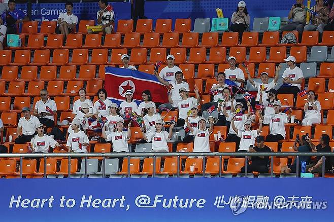 축구 경기 찾은 북한 응원단 (진화[중국]=연합뉴스) 신현우 기자 = 21일 오후 중국 저장성 진화 저장성사범대동쪽경기장에서 열린 2022 항저우 아시안게임 남자 축구 예선 F조 2차전 키르기스스탄과 북한의 경기에 앞서 북한 응원단이 인공기를 펼치며 응원하고 있다. 2023.9.21 nowwego@yna.co.kr