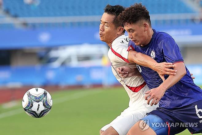 볼 다투는 북한 선수 (진화[중국]=연합뉴스) 류영석 기자 = 19일 오후 중국 저장성 진화시 저장성사범대 동쪽 경기장에서 열린 항저우 아시안게임 남자축구 조별리그 1차전 북한과 대만의 경기에서 북한 김국진이 상대 선수와 볼을 다투고 있다. 2023.9.19 ondol@yna.co.kr