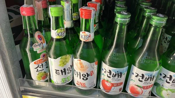 태국에서 판매되고 있는 현지 브랜드 과일 소주/사진=김아름 기자 armijjang@