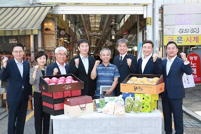 (왼쪽부터)박지선 금융감독원 기획조정국장, 김운영 IBK기업은행 부행장, 김기환 KB손해보험 대표, 이복현 금융감독원장, 이성재 신원시장 상인회장, 장만희 구세군 사령관, 문동권 신한카드 대표, 김성환 한국투자증권 부사장이 22일 서울 관악구 신원시장에서 나눔활동 후 기념촬영을 하고 있다.(사진=금융감독원)