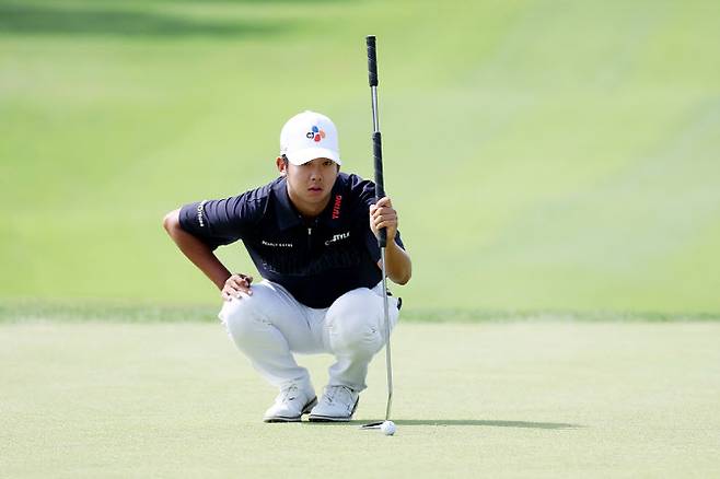 최승빈이 22일 열린 KPGA 코리안투어 iM뱅크 오픈 2라운드에서 퍼트 라인을 살피고 있다.(사진=KPGA 제공)