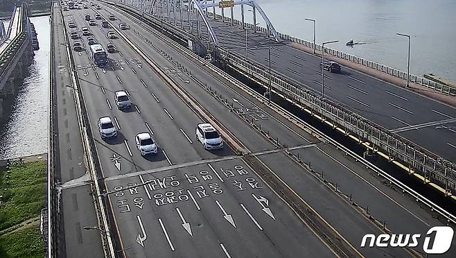 (포항=뉴스1) 최창호 기자 = 22일 오전 1시30분쯤 충청도에 주소로 둔 40대 남·여가 경북 포항시 남구 형산강대교에서 뛰어 내려 남성이 실종됐다.(CCTV갈무리)2023.9.22/뉴스1