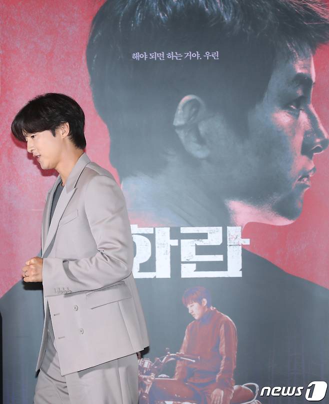 배우 송중기가 22일 서울 강남구 메가박스 코엑스에서 열린 영화 '화란‘(감독 김창훈) 언론시사회에 참석하고 있다. ⓒ News1 권현진 기자