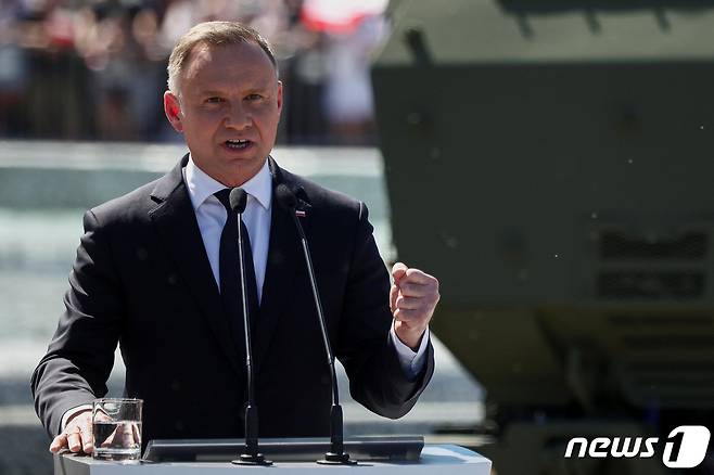 지난달 15일(현지시간) 폴란드 수도 바르샤에서 국군의 날을 맞아 열병식이 열린 가운데 안제이 두다 폴란드 대통령이 연설하는 모습. 2023.8.15. ⓒ 로이터=뉴스1 ⓒ News1 김성식 기자