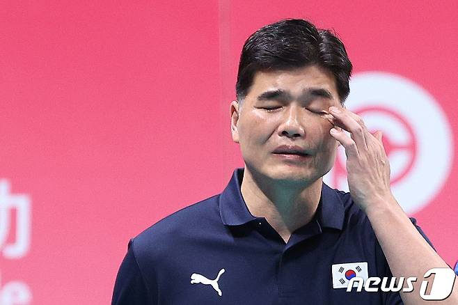 22일 오후 중국 샤오싱 차이나 텍스타일 시티 스포츠센터에서 열린 남자 배구 12강 토너먼트 대한민국과 파키스탄의 경기에서 임도헌 감독이 1세트를 내준 후 얼굴을 매만지고 있다. 2023.9.22/뉴스1 ⓒ News1 신웅수 기자