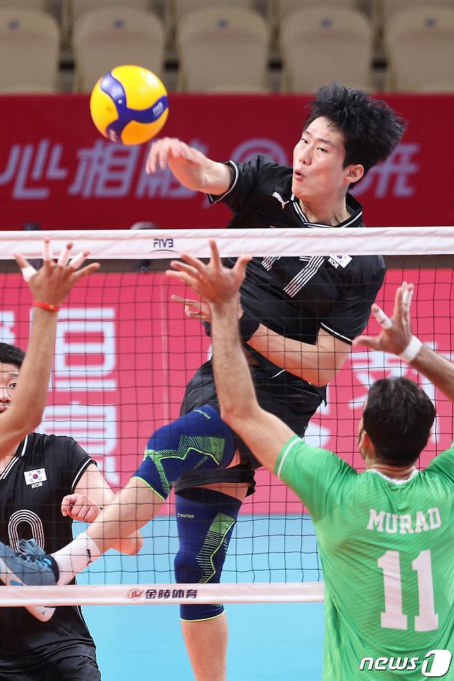 22일 오후 중국 샤오싱 차이나 텍스타일 시티 스포츠센터에서 열린 남자 배구 12강 토너먼트 대한민국과 파키스탄의 경기에서 김민재가 공격을 하고 있다. 2023.9.22/뉴스1 ⓒ News1 신웅수 기자