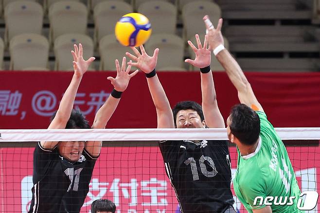 22일 오후 중국 샤오싱 차이나 텍스타일 시티 스포츠센터에서 열린 남자 배구 12강 토너먼트 대한민국과 파키스탄의 경기에서 나경복과 김민재가 수비를 하고 있다. 2023.9.22/뉴스1 ⓒ News1 신웅수 기자