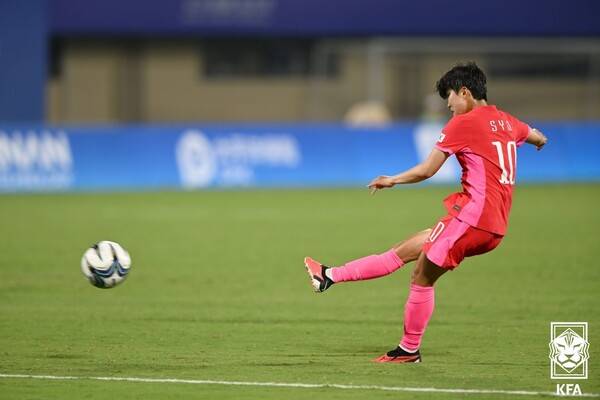 콜린 벨 감독이 이끄는 대표팀은 22일 오후 8시30분(한국시간) 중국 저장성 윈저우 스포츠센터 스타디움에서 열린 '2022 항저우 아시안게임' 여자축구 조별리그 E조 1차전에서 미얀마를 상대로 3-0 완승을 거뒀다. 지소연이 A매치 최다 골과 출전 기록을 늘렸다. 사진┃KFA