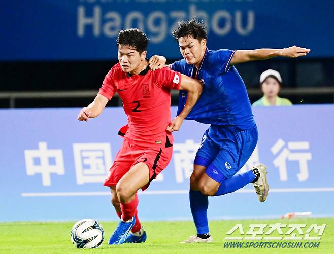 21일 오후 중국 진화스타디움에서 열린 항저우아시아게임 남자축구 예선 2차전 대한민국과 태국의 경기. 돌파를 시도하고 있는 대표팀 황재원. 진화(중국)=송정헌 기자songs@sportschosun.com