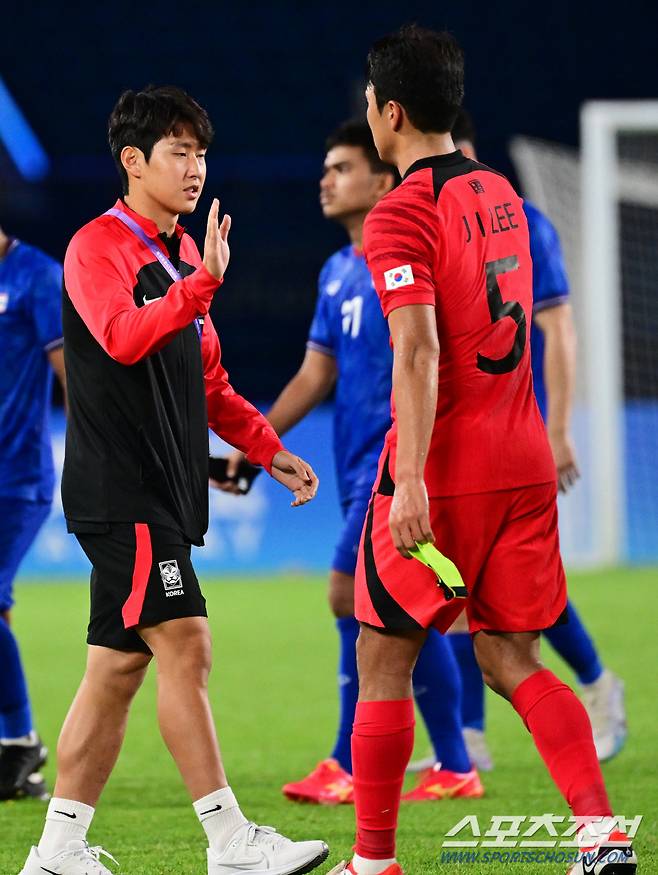 승리의 기쁨 나누는 이강인.