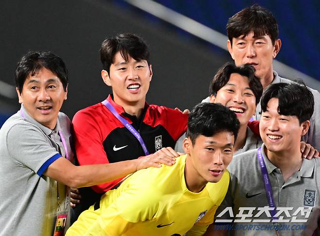 태국에 승리한 동료들과 승리의 기쁨 함께하는 이강인.