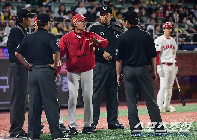 21일 인천SSG랜더스필드에서 열린 SSG와 LG의 경기, SSG 박성한이 8회말 1사 만루에서 친 타구가 우효동 1루심에 맞아 잠시 경기가 중단됐다. 이에대한 비디오 판독 결과 인플레이를 인정하고 1득점이 인정된 대신 1루주자 한유섬이 태그아웃 판정을 받았다. 김원형 감독은 비디오 판정에 항의 하다 배병두 주심에게 퇴장지시를 받았다.  인천=최문영 기자deer@sportschosun.com /2023.09.21/