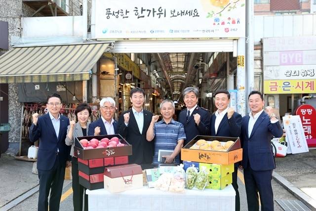 신한카드는 22일 금융감독원과 함께 추석 명절을 앞두고 취약계층과 전통시장 소상공인들을 돕기 위한 '추석 나눔 행사'를 했다. /신한카드