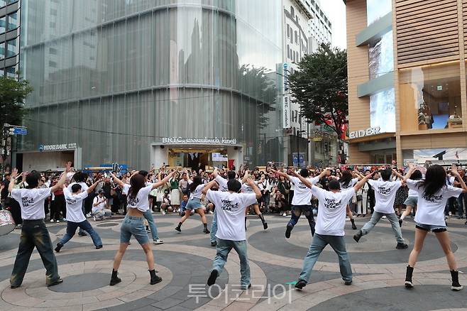 문체부와 한국관광공사는 '2023-2024 한국방문의해'를 맞아 지난 21일 외국인 관광객 환대 행사 '스마일리 명동을 개최했다.