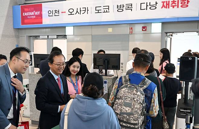 지난 20일 오후 이스타항공 인천발 국제선 재취항 기념행사에서 이스타항공 임직원들이 탑승객들에게 선물을 주고 있다. 이스타항공은 이날부터 일본 도쿄 나리타, 오사카 등 4개 노선 운항을 재개했다. /연합뉴스