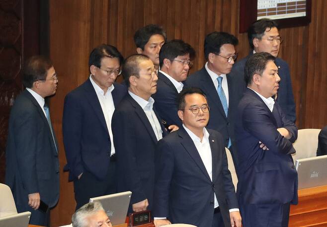 박광온 더불어민주당 원내대표 및 의원들이 21일 오후 서울 여의도 국회에서 열린 제410회 국회(정기회) 제8차 본회의에서 이재명 대표에 대한 체포동의안이 가결되자 침통한 표정으로 서있다./뉴스1