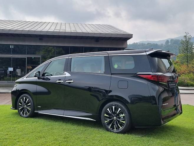 알파드 측후면 ⓒ데일리안 편은지 기자