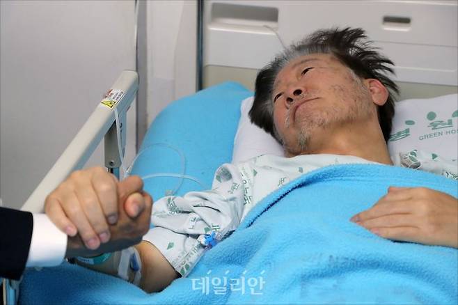 더불어민주당 박광온 원내대표가 지난 21일 오전 서울 중랑구 녹색병원에서 단식 중인 이재명 대표를 찾아 대화를 하고 있다 ⓒ국회사진취재단