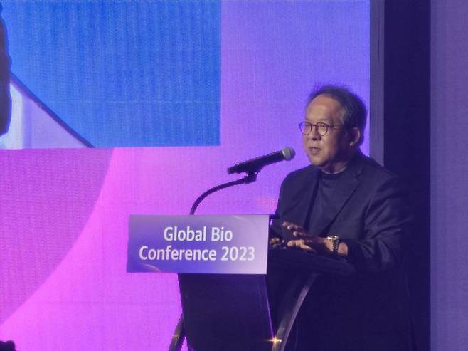 황희 카카오헬스케어 대표가 30일 열린 '글로벌 바이오 콘퍼런스 2023'에서 RWE기반 데이터 분석 사업에 대해 발표하고 있다. ⓒ데일리안 김성아 기자