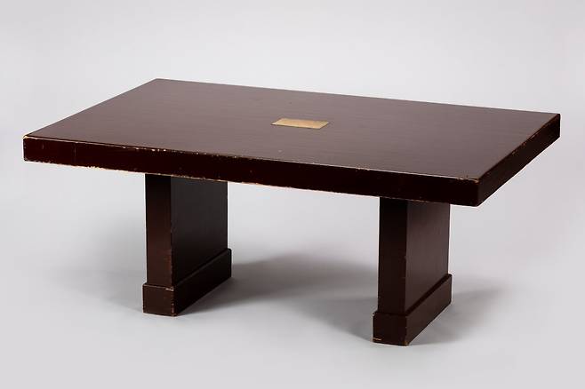 1953년 7월 27일 마크 클라크 유엔군 사령관이 정전협정문에 서명할 때 사용한 책상. 대한민국역사박물관 제공