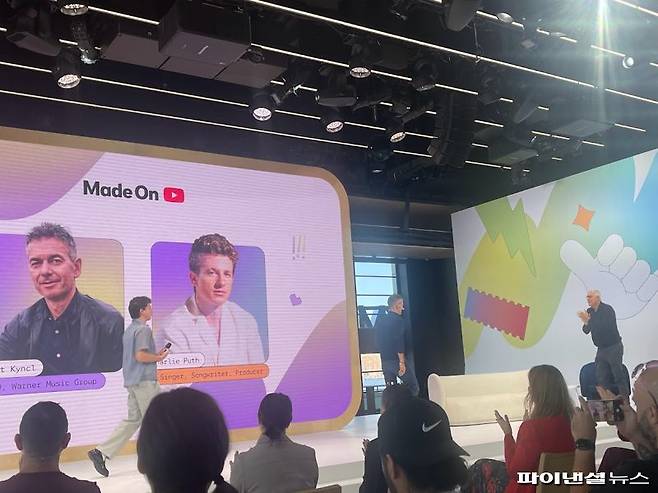유명 아티스트인 찰리 푸스(왼쪽 첫 번째)와 로버트 킨슬 워너뮤직 최고경영자(CEO)가 21일(현지시간) 미국 뉴욕 맨해튼에서 열린 ‘메이드 온 유튜브’ 행사에 참석했다. 사진=김미희 기자