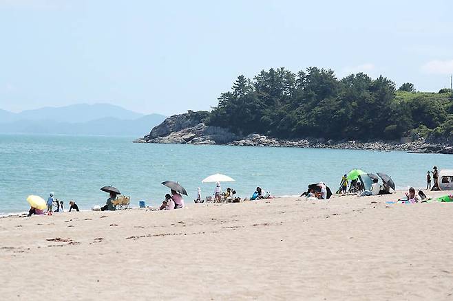 해수욕장에서 관광객들이 바닷가에서 더위를 식히고 있다. (사진=문화체육관광부 국민소통실)