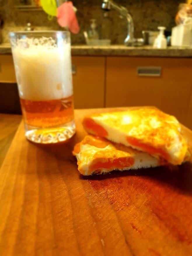 완성된 달걀지짐과 맥주. 박찬일 제공