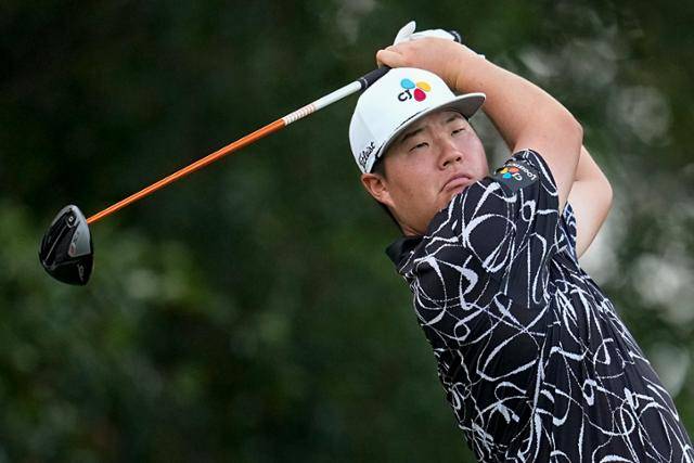 항저우 아시안게임 남자골프 국가대표 임성재가 8월 26일 미국 조지아주 애틀랜타의 이스트레이크 골프클럽에서 열린 미국프로골프(PGA) 투어 플레이오프 최종전 투어챔피언십 2라운드 3번 홀에서 티샷하고 있다. 애틀랜타=AP 뉴시스