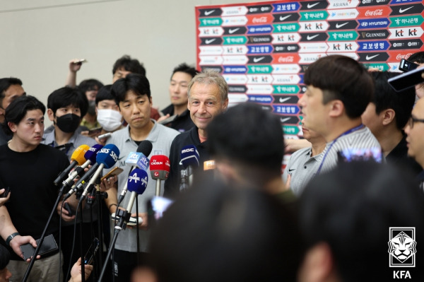 9월 A매치에서 데뷔승을 올린 위르겐 클린스만 한국 남자축구 국가대표팀 감독이 14일 오후 인천공항 제2터미널에서 취재진의 질문에 답하고 있다. 사진=대한축구협회