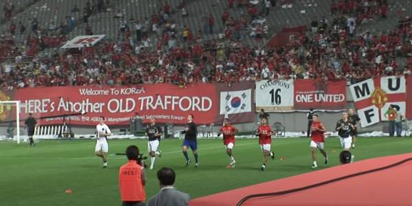잉글랜드 축구에서 플라스틱 팬이 본격적으로 나타난 시기는 EPL 출범 이후이고, 맨체스터 유나이티드가 이러한 팬을 거느린 선두주자였다. 사진은 2007년 7월 서울월드컵 경기장에서 맨유가 FC서울을 4-0으로 대파한 후 마무리 운동을 하는 모습. 당시 한국의 맨유 팬들은 “Here is another Old Trafford(여기는 또 하나의 올드 트래포드다)”는 대형 걸개를 걸어 망신을 자초했다. 영국인의 관점으로는 플라스틱 팬일 수밖에 없는 이들이 한국 축구의 성지를 맨유의 홈구장인 올드 트래포드로 둔갑시킨 것이다. KBS 다큐3일 캡처