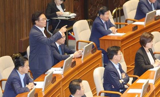 우원식 더불어민주당 의원이 21일 오후 서울 여의도 국회에서 열린 제410회 국회(정기회) 제8차 본회의에서 한동훈 법무부 장관의 국회의원(이재명) 체포동의안에 대한 체포동의요청 이유설명에 항의하고 있다. 강정현 기자