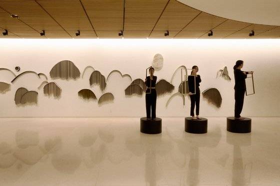 리움미술관 로비에 설치된 강서경 작가의 작품을 배경으로, 퍼포머들이 액티베이션을 선보이고 있다. 이 모든 것이 하나의 작품이다. [사진 보테가 베네타]