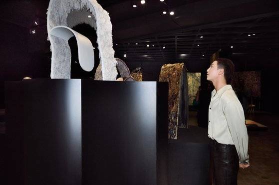 평소 강서경 작가 작품에 대한 관심을 표현했던 방탄소년단 RM이 전시를 찾아 관람하고 있다. [사진 보테가 베네타]