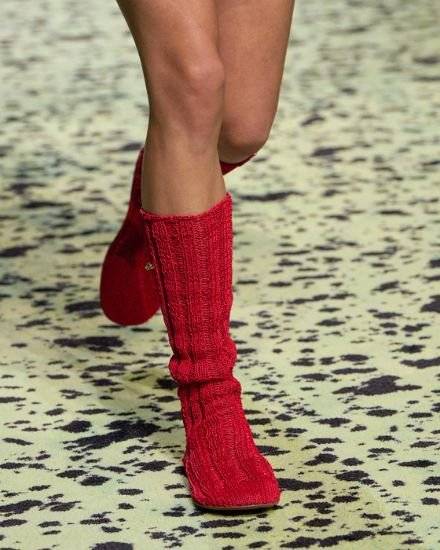 니트처럼 보이지만 가죽을 끈으로 가공해 엮어 만든 가죽 소재 부츠다. 사진 보테가 베네타