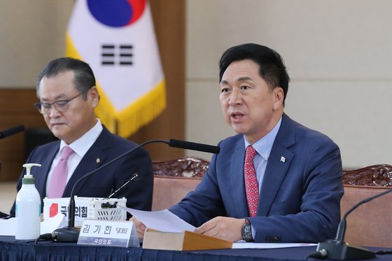 김기현 국민의힘 대표(오른쪽)가 22일 오전 대구상공회의소에서 열린 대구 경제인 간담회에 참석해 인사말을 하고 있다. 왼쪽은 이재하 대구상공회의소 회장. 뉴스1