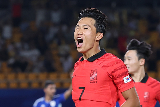 Jeong Woo-yeong celebrates after scoring the opening goal for Korea in an Asian Games Group E game against Kuwait at the Jinhua Sports Centre Stadium in Jinhua, China on Tuesday.  [YONHAP]