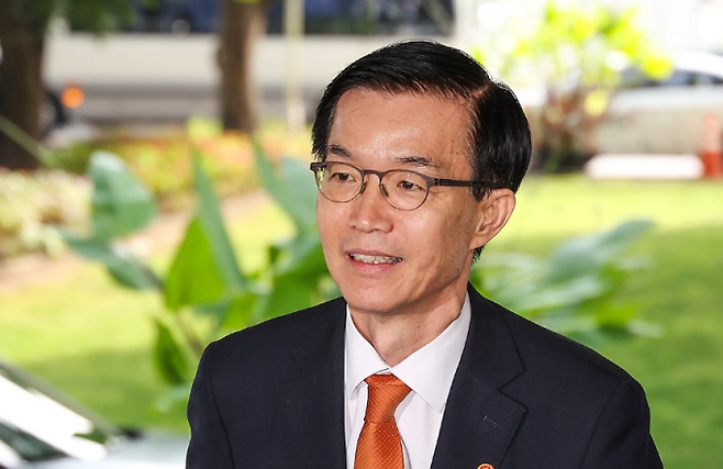 출근하는 방문규 산업통상자원부 장관. 연합뉴스&nbsp;