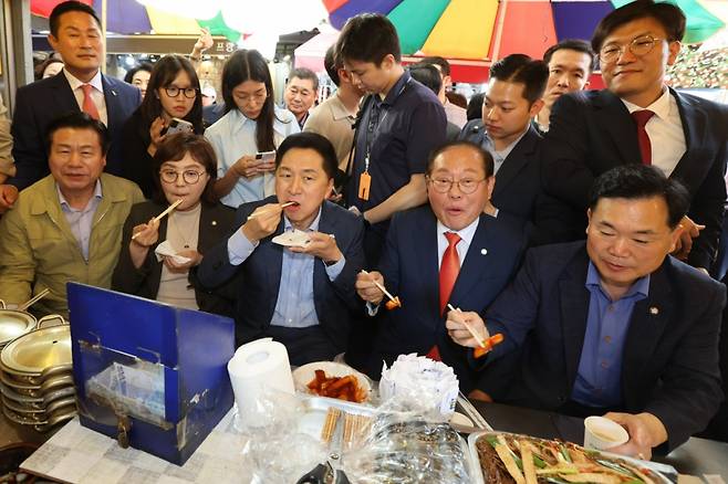 [대구=뉴시스] 이상제 기자 = 김기현 국민의힘 대표가 22일 오후 대구 중구 서문시장을 찾아 떡볶이를 먹고 있다. 2023.09.22. king@newsis.com