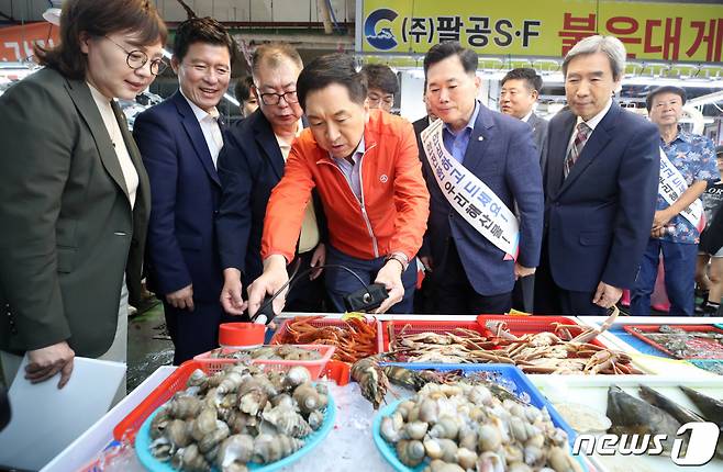 (대구=뉴스1) 공정식 기자 = 김기현 국민의힘 대표가 22일 오후 대구 북구 대구농수산물도매시장을 찾아 수산법인대표 간담회를 마친 뒤 판매용 수산물에 대한 방사능을 측정하고 있다. 2023.9.22/뉴스1  Copyright (C) 뉴스1. All rights reserved. 무단 전재 및 재배포,  AI학습 이용 금지.