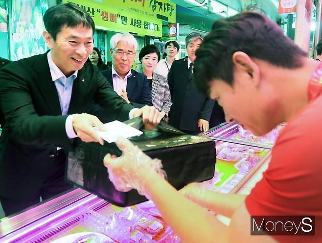 ▲ 전통시장, 나눔 선물 세트 구입하는 이복현 금감원장