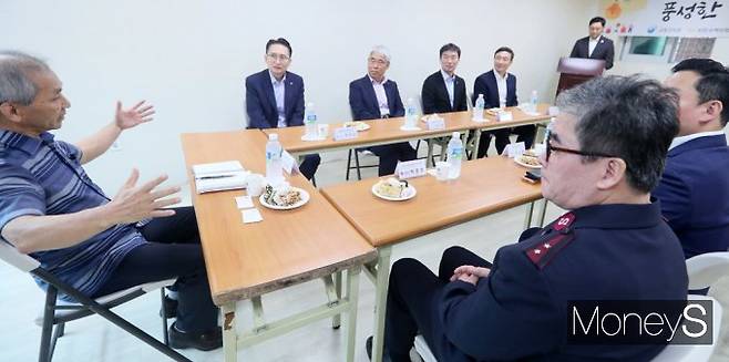 ▲ 상인 연합회 간담회 참석한 이복현 금감원장과 금융권 인사들